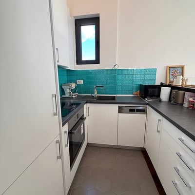 Location longue durée d’un grand appartement de 4 pièces avec hauts plafonds, 92 m², Belgrade, Serbie